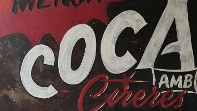 Detall d'un dels cartells vinculats a la coca amb cireres. Foto: Cedida