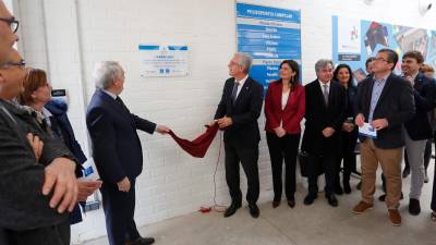 El alcalde de Tarragona, Josep Fèlix Ballesteros, y el presidente de la Diputació de Tarragona, Josep Poblet, descubriendo la placa de inauguración, esta mañana.