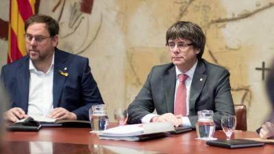 El presidente de la Generalitat, Carles Puigdemont (d), y el vicepresidente, Oriol Junqueras (i), durante la reunión semanal del gobierno catalán. FOTO: EFE