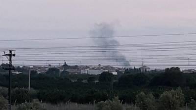 La columna de humo era visible desde la zona de El Morell. Foto: DT