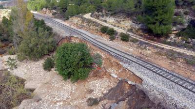 Imatge aèria d'un tram de vies desfalcades a la línia del ferrocarril entre Lleida i Tarragona, al municipi de Vinaixa. FOTO: ACN