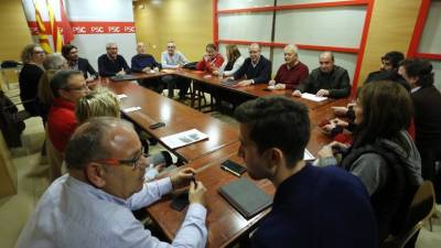 Imagen de la reunión de la ejecutiva local que ayer realizaron los socialistas en su sede. Foto: Pere Ferré
