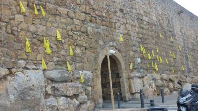 La Muralla de Tarragona, decorada de nuevo con los lazos amarillos. Foto: D.T.