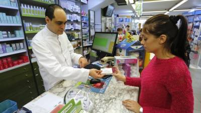 Un dependiente dispensa Bexsero, en la farmacia Fernández Cabré, en Tarragona. Sólo les quedan las dosis que ya fueron encargadas. Foto: Pere Ferré