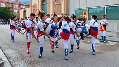 El ball de bastons de l’Arboç durant la cercavila de la tarda. Foto: Roser Urgell