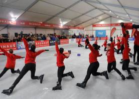 Las patinadoras del Nàstic inauguraron la pista de hielo. Foto: Pere Ferré