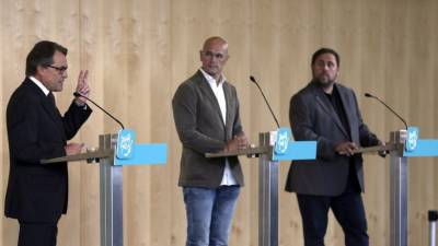 El presidente Artur Mas, Raül Romeva y Oriol Junqueras, candidatos de Junts pel sí, durante la rueda de prensa para corresponsales y medios extranjeros ofrecida ayer. Foto: EFE
