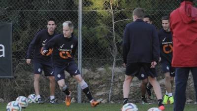 JaviMartínez, durante el entrenamiento de ayer, rodeado por Cristóbal (detrás), Mossa (de espaldas) y Marc Martínez (a la derecha). Foto: Pere Ferré
