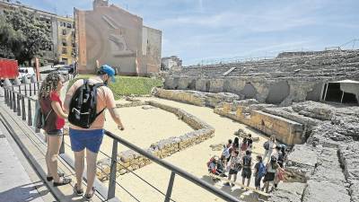 Los turistas que este año visitan Tarragona generan optimismo en el sector. Foto: Lluís Milián