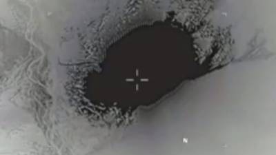 Fotograma del vídeo que muestra el momento en que la bomba GBU-43 impacta contra una base del ISIS en la provincia de Nangarhar. FOTO: EFE