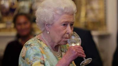 Isabel II degustando un gin tonic.