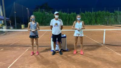 Alice Ferlito y Anna Ortiz lograron el título de Catalunya cadete de dobles en Girona. FOTO: CEDIDA
