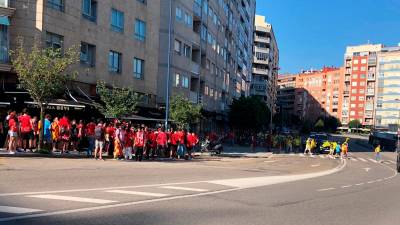 Aficionados granas y del Villarreal, cerca del estadio. FOTO: Juanfran Moreno