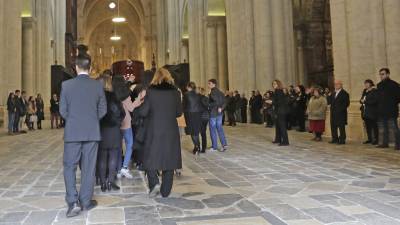 Momento en el que el féretro entraba en la Catedral portado a hombros, ayer por la mañana. FOTO: LLUÍS MILIÁN