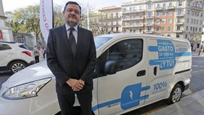 Javier Redondo, con un vehículo eléctrico de Nissan, frente a la Cambra de Tarragona. foto: Lluís Milián
