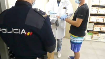 El detenido en la comisaría de Tarragona. Se le tomaron las huellas. FOTO: CNP