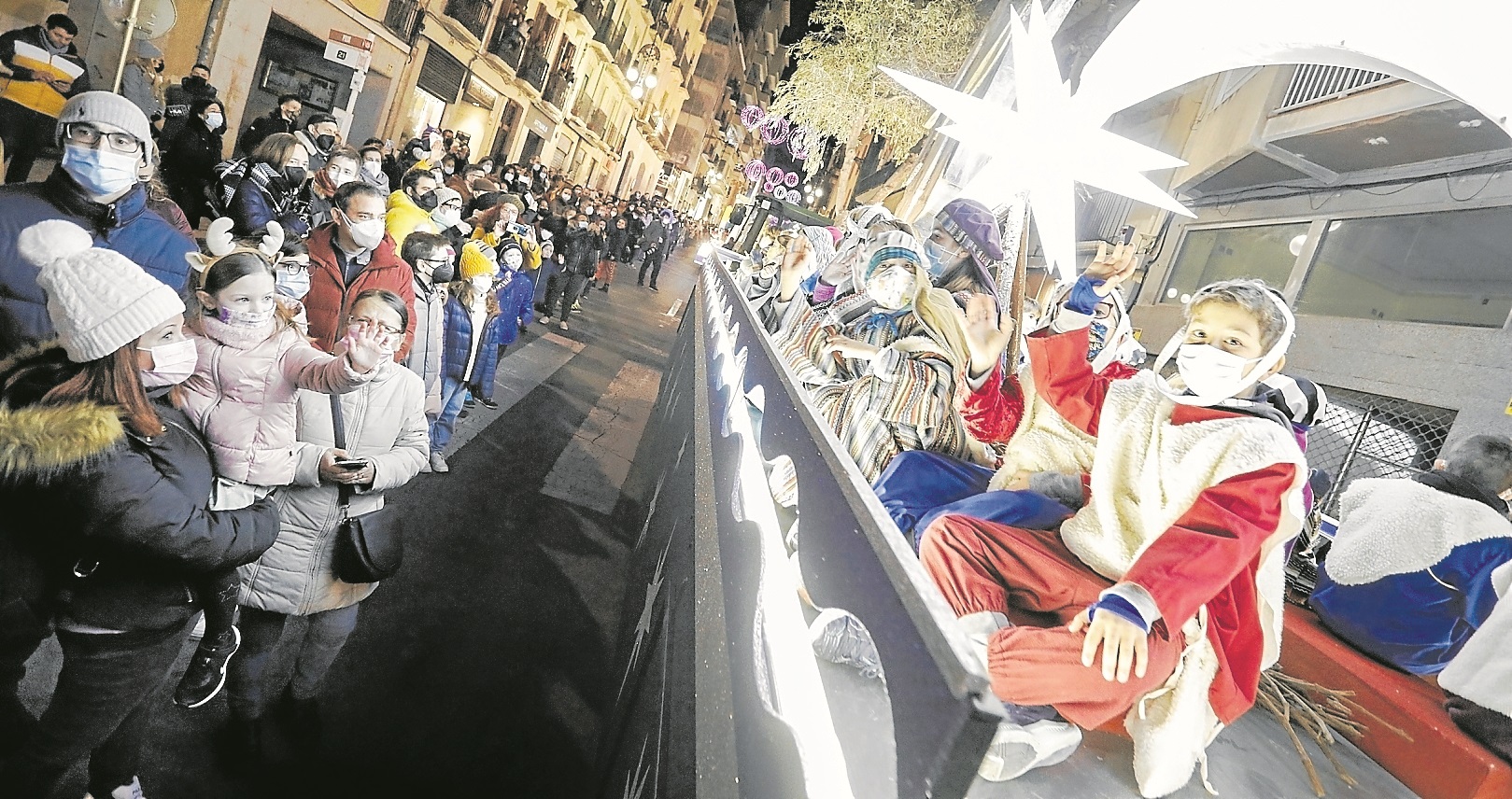 Los niños y niñas, con mucha emoción al ver a los Reyes Magos y el resto de carrozas por las calles de Tarragona. foto: Pere Ferré