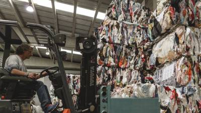 El año pasado se reciclaron en la demarcación de Tarragona más de 400 toneladas de ropa. Foto: Roba Amiga