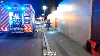Al lugar han acudido tres dotaciones de bomberos. Foto: Bombers de la Generalitat
