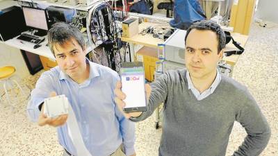 Los investigadores Toni Lázaro (izquierda) y David Girbau (derecha), con el prototipo que han desarrollado. Foto: URV