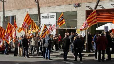 Manifestación ante el Fogasa en Tarragona en febrero de 2014 para denunciar el colapso. Se han tenido que trasladar expedientes a Lleida y Pamplona para aliviar la situación. Foto: Lluís Milián