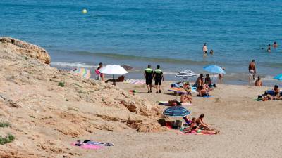 Agentes de la Guàrdia Urbana patrullando por las playas. Foto: DT