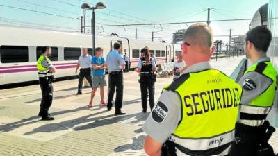 El personal de seguridad de Renfe con los Mossos y los menores, el viernes por la tarde en la estación. Foto: dt