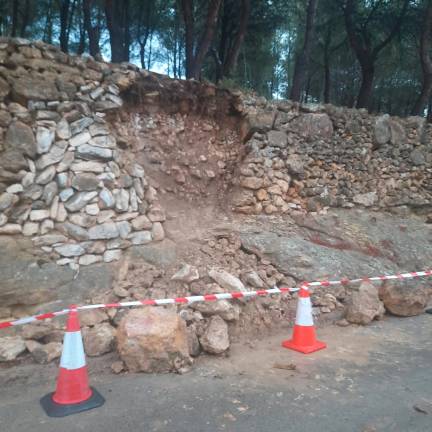 Desprendimiento en la calle Nostra Senyora dels Àngels. Foto: Policía Local