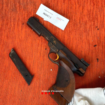 $!Una pistola y munición que se encontraron en el marco del operativo. Foto: Mossos d’Esquadra