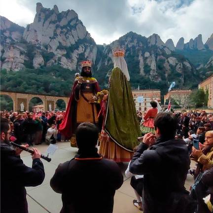 Un dels moments en què els Gegants van ballar a Montserrat, i totes les persones que s’ho miraven. foto: cedida