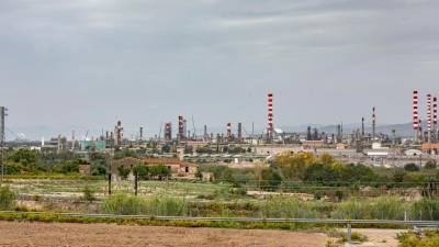 El polígono petroquímico, donde la Vall de l’Hidrogen será clave. Foto: Àngel Ullate/DT