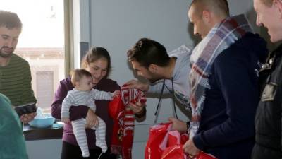 Reina y Tejera entregan al pequeño Pep una bufanda del Nàstic. Foto: Lluís Milián