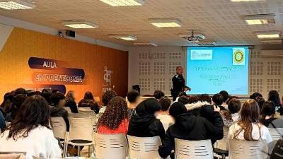 La formación a estudiantes en El Vendrell. FOTO: POLICIA LOCAL VENDRELL