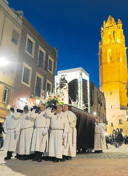 Los portantes del paso penitencial del ‘Ecce Homo’, ayer. Foto: Fabián Acidres