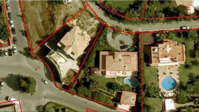 Una de las imágenes aéreas empleadas en el plan de Hacienda. Las líneas rojas marcan los límites de las propiedades.