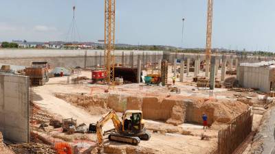 La primera fase de las obras del nuevo hospital ha excavado el suelo y asentado la cimentación. foto: Pere Ferré