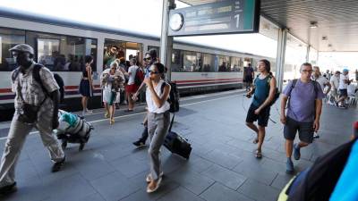 Estos días los turistas compensan a los viajeros que habitualmente cogen el tren para ir a trabajar. foto: pere ferré
