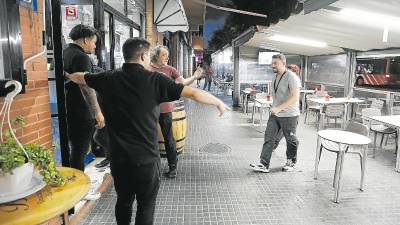 Los clientes que estaban en la terraza del bar Nou Centre se confinaron dentro del local al oír las sirenas. Foto: Pere Ferré