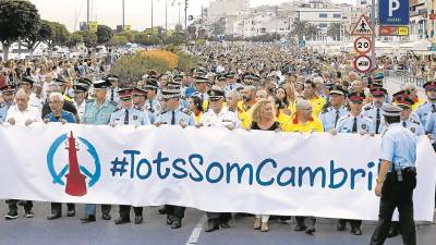 Cerca de 16.000 personas se manifestaron en Cambrils el viernes 25 de agosto en repulsa por los atentados de Barcelona y de la propia localidad. Foto: pere ferr&eacute;/DT
