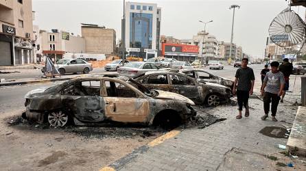 Se ven coches dañados en la calle tras los enfrentamientos en Trípoli. Foto: EFE/EPA/STRINGER