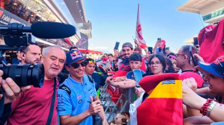 Márquez saluda a los aficionados presentes en el circuito de Montmeló