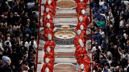 Los cardenales se encaminaron hacia la Sixtina a las 16.30 horas. Foto: EFE