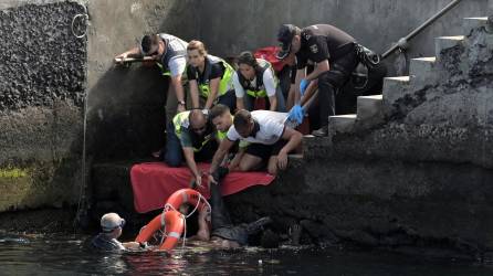 El cayuco llevaba unos 160 ocupantes y ha volcado en el Puerto de El Hierro. FOTO: EFE