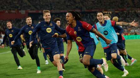 Los jugadores del FC Barcelona celebran el tercer gol del equipo blaugrana durante el encuentro correspondiente a la final de la Copa del Rey que disputan hoy sábado Real Madrid y FC Barcelona en el estadio de La Cartuja, en Sevilla. Foto: EFE