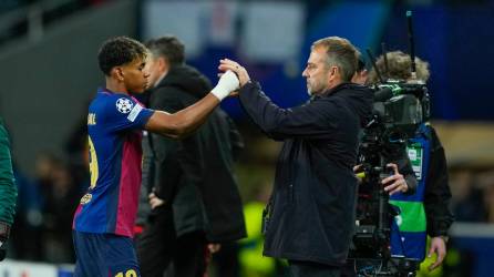 Lamine Yamal y Hansi Flick. Foto: EFE