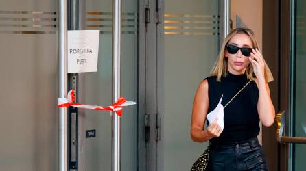 Patricia Pérez, jefa de prensa de la selección femenina de fútbol, sale de la Audiencia Nacional este jueves, donde acudió a prestar testimonio en la investigación al expresidente de la Federación Española de Fútbol (RFEF) Luis Rubiales por agresión sexual y coacciones a la futbolista Jenni Hermoso. EFE/ Javier Lizón