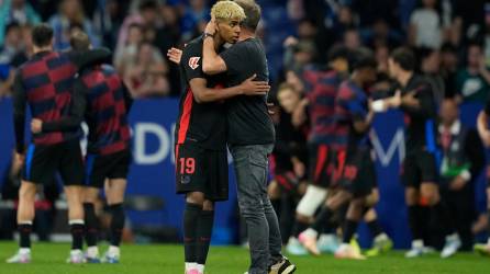 Lamine Yamal se abraza con Hansi Flick tras la conquista liguera. Foto: EFE