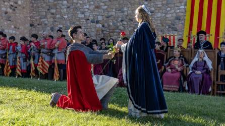 El cavaller Sant Jordi donant la rosa a la Princesa, als peus de la muralla de Sant Francesc de Montblanc. FOTO: Ángel Ullate