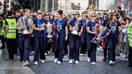 Las jugadoras paseando sus títulos por el centro de Barcelona. Foto: @BarcaFem