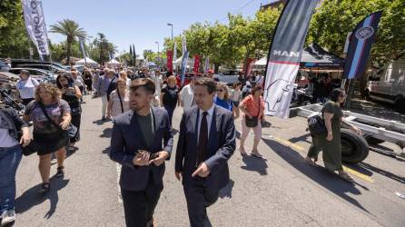 Rodríguez y Klein, recorriendo los expositores de la Fira de Cambrils tras la inauguración. Foto: Àngel Ullate
